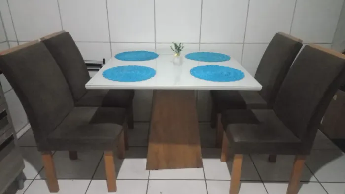 Mesa para Sala/Cozinha em ótimo estado.