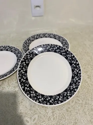 Jogo com 13 pratos porcelana