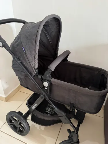 Carrinho de bebê e bebê conforto 