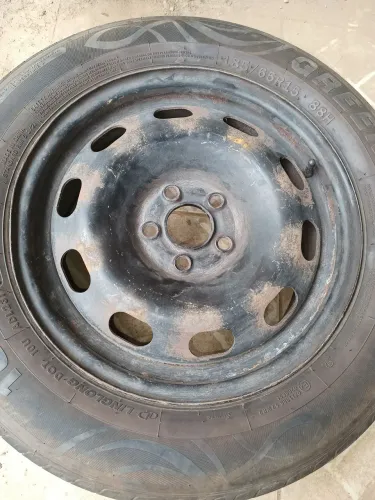 Vendo roda 5 furos com pneu em ótimo estado