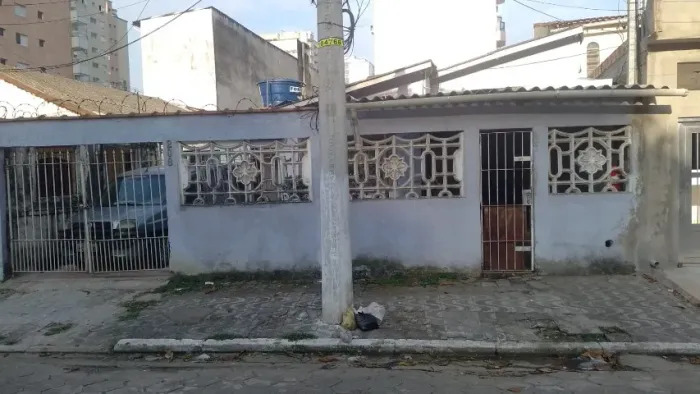 Aluga-se vagas em casa com estrutura de pousada em Praia Grande, valor mensal