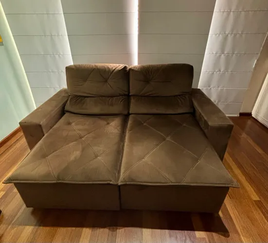 Lindo sofá de veludo cor chocolate medindo 2,00 de comprimento e 0,90 de largura 1.390,00