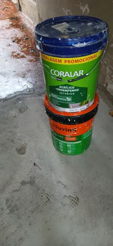 Baldes de tintas vazios 