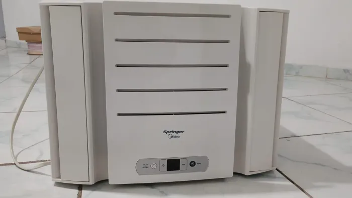 Ar condicionado Springer Midea 7.500 BTUs possuí o controle remoto Valor 1200 reais