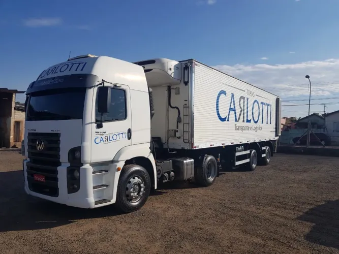 Cavalo VW 19330 4x2 + carreta 2 eixo frigorífica  gancheira 20pal.  
