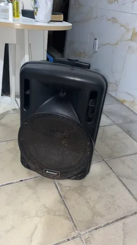 Vendo caixa de som da Amvox , único problema dela é o cabo 