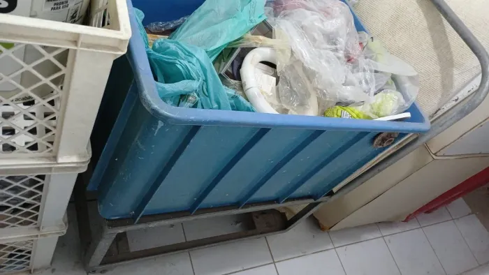 carrinho de ferro com rodízios + caixa d'água (tanque ) azul.