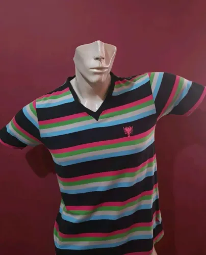 Camiseta Cavalera gola v tamanho M