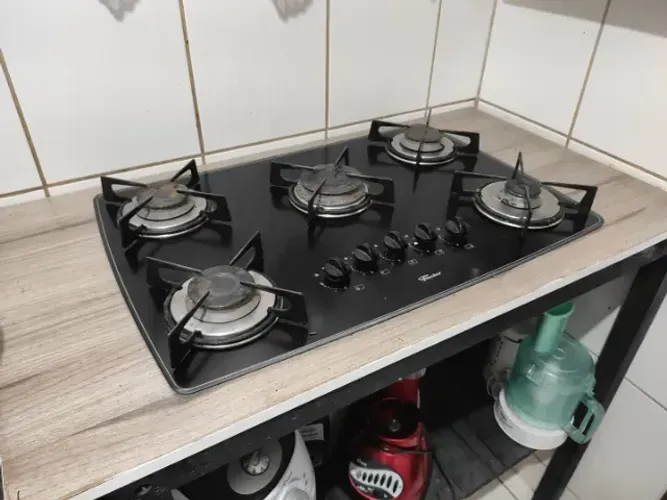 instalação de fogão cooktop com corte no marmore