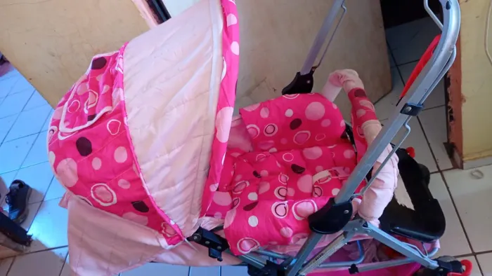 carro de bebê menina 