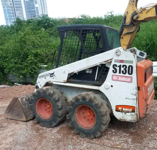 Mini Carregadeira Bobcat S130 pneus semi maciços