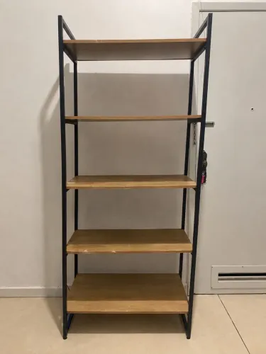 Vendo estante de metal com prateleiras de madeira