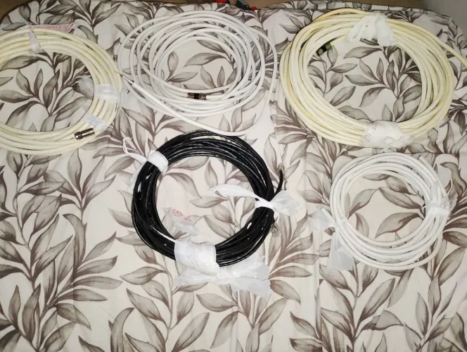 Cabo Coaxial Branco para TV e Cabo de Rede RJ45 Cat5 para internet preto