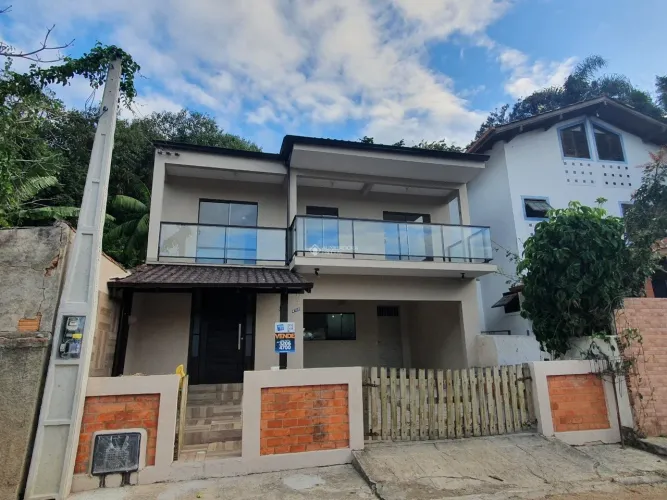Casa 210m² nos Açores - 4 quartos, suíte, amplo terreno e natureza ao redor, a 800m da pra