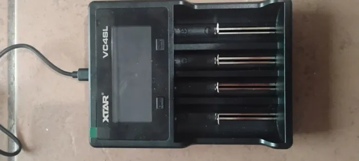 Testador e carregador de células de litio XSTAR VC4SL células 18650