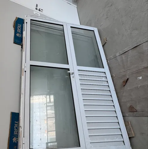 Porta de Alumínio Branco com Vidro e Veneziana 2,10 x 1,30 - Praticamente Nova