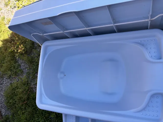 Banheira azul, marca Burigotto bem conservada.