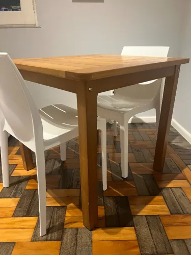 Mesa de jantar quadrada