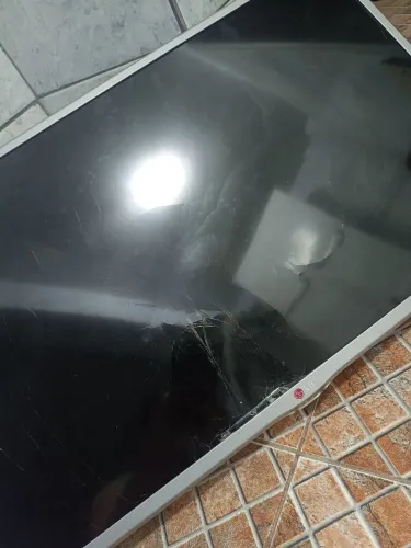 TV com tela quebrada para retirada de peças