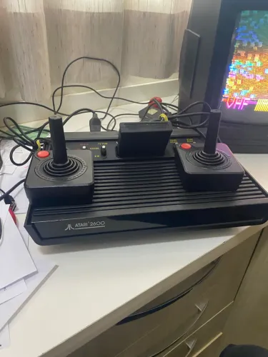 Kit Retrogamer: Atari 2600 Polyvox + TV Sharp 14" CRT + 2 Controles e Cartucho