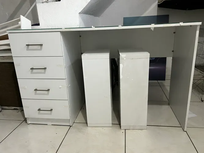 Mesa de escritório com 4 gavetas espaçosas, e vidro em cima.