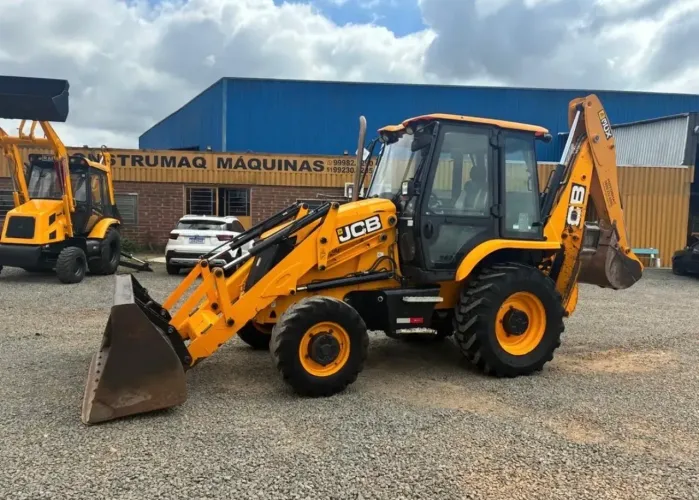Retroescavadeira Jcb 2022 4x4 Gabinada Emplacada