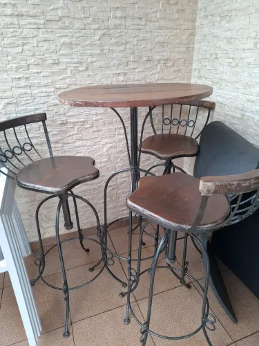 Mesa e cadeiras