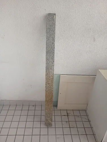 Uma pedra de mármore 1,42 m o 10 cm