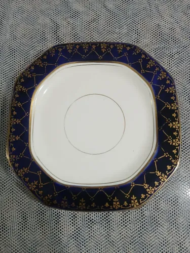 Pequenos pratos em porcelana inglesa