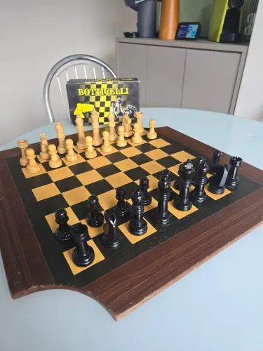 Conjunto de peças de xadrez e tabuleiro 