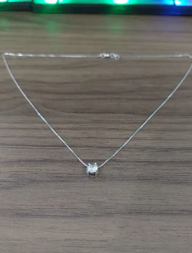 Colar de prata com ponto de luz de zircônia