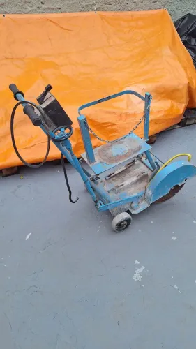Máquina de cortar piso.
