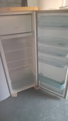 Vendo geladeira funcionando entrega gratis 