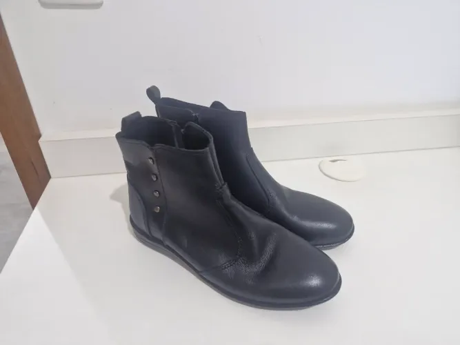 Bota couro com etiqueta