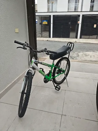 Bicicleta aro 24 montadinha verde e branca