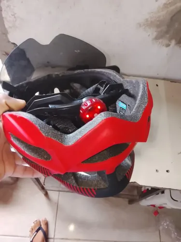 ? CAPACETE PARA BICICLETA / MOTORIZADA COM VISEIRA