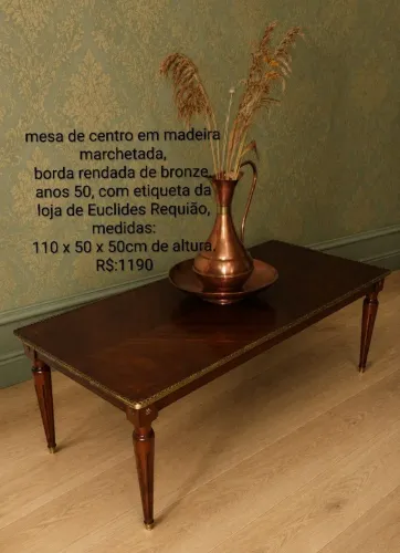 Mesinha de centro antiga com detalhes marchetados,e pés e bordas rendadas em bronze.