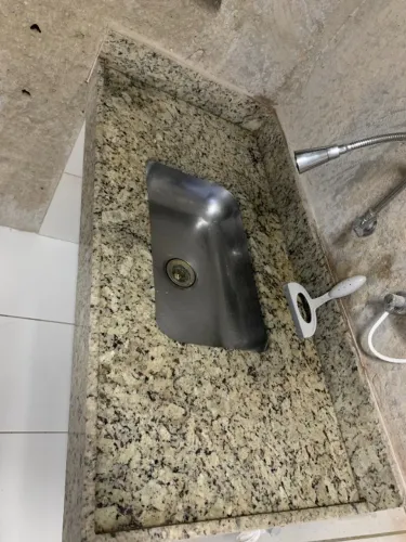Pia com bojo (pedra granito) 0,59 x 1,21