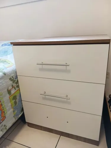 Cômoda 3 gavetas em mdf. Em perfeito estado