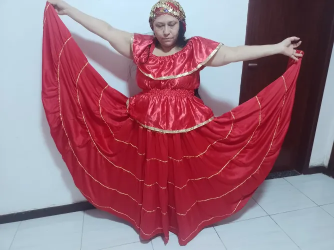 Conjunto NOVO cigana saia com10 m + blusa ajustavel (novo).