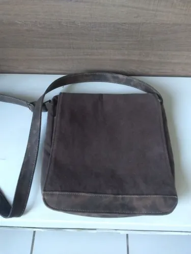 Bolsa tira-colo em Tecido reforçado e corvin com forro em tecido especial xadrez.