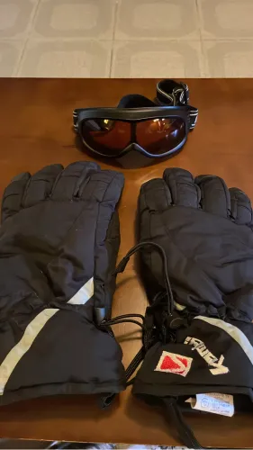 Luvas e óculos para neve (ski, snowboard?)