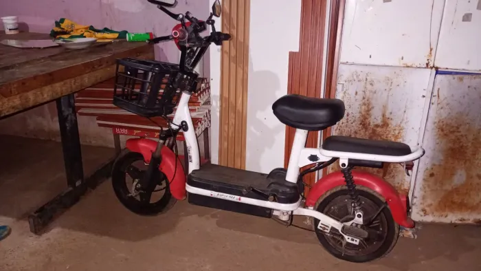 Vendo uma bicicleta elétrica, más tem que trocar as baterias