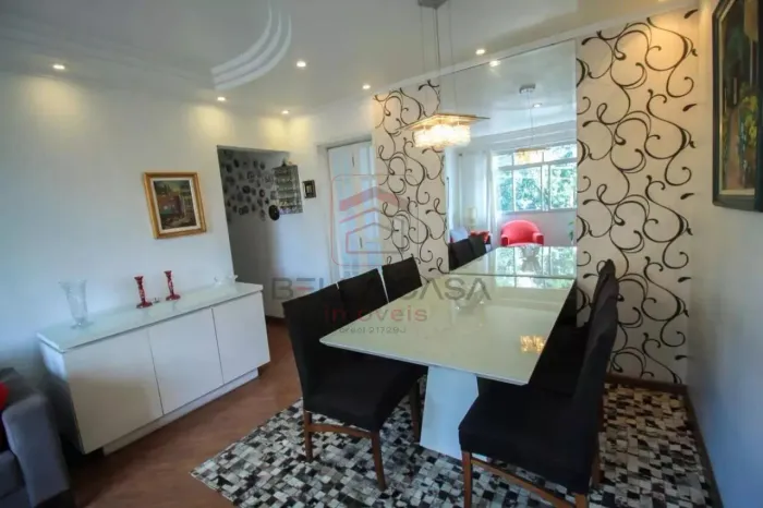 Apartamento mobiliado está localizado na Mooca, oferecendo uma excelente oportunidade.