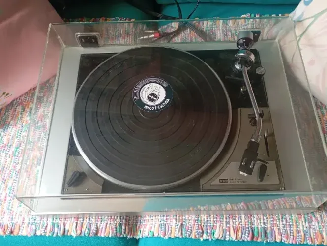 Toca disco CCE BD 5000 muito inteiro.