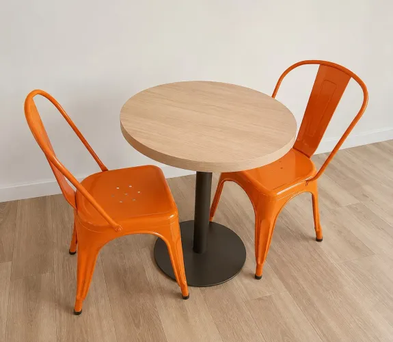 Conjunto Bistrô Mesa Redonda + 2 Cadeiras Tolix - R$ 600,00