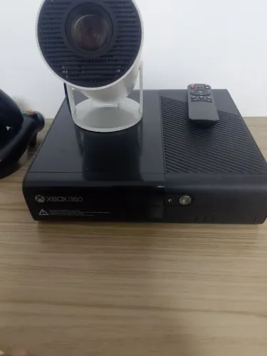 Xbox 360 travado com controle de volante e sensor Kinect funcionando 