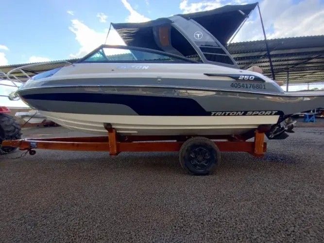 Lancha Triton Sport 250 (2025) - Estado de Zero, Pronta para Navegar!