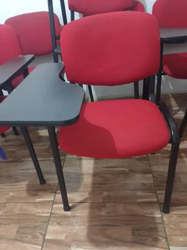 Cadeira escola grande nem conservada 
