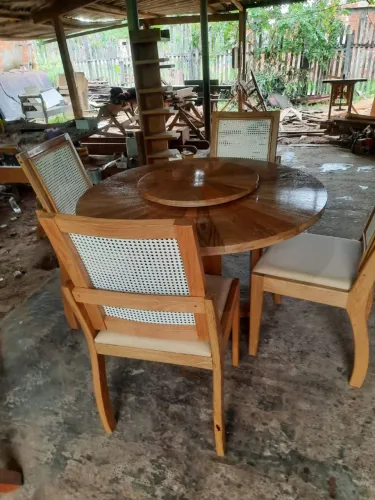 Mesas com cadeira em palha indiana